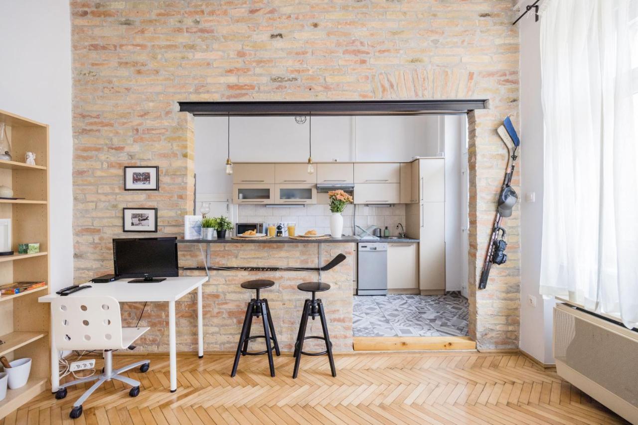 Live Like A Local At The Rustic Hockey Hut Appartement Budapest